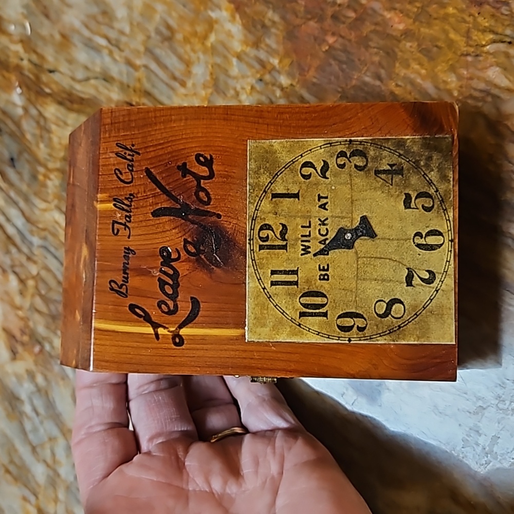 LEAVE A NOTE Wooden Door Wall Box